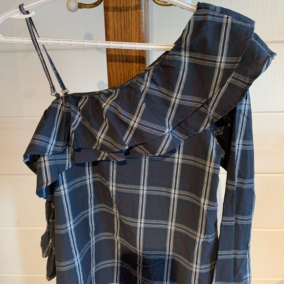 NEW  WITH TAGS Walter Baker Women’s Off One Shoulder Navy Plaid Top - Picture 4 of 9